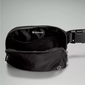 NWT lululemon everywhere belt bag, embroidered
